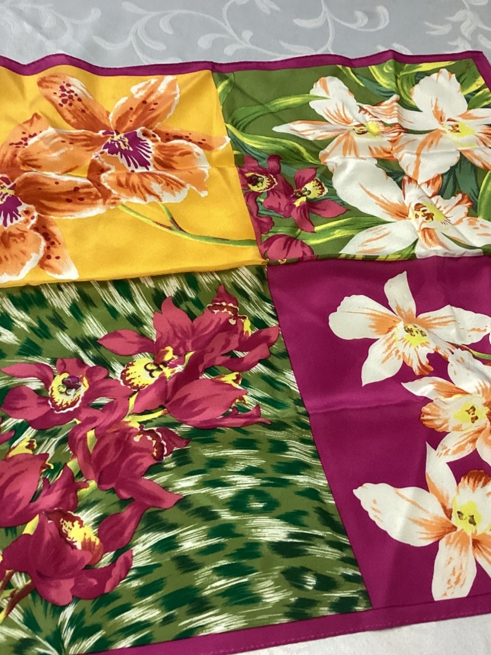 ADRIANNE VITTADINI. SILK SCARF COLORFUL SQUARE.